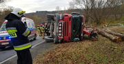 Olszany. Wypadek ciężarówki z drewnem