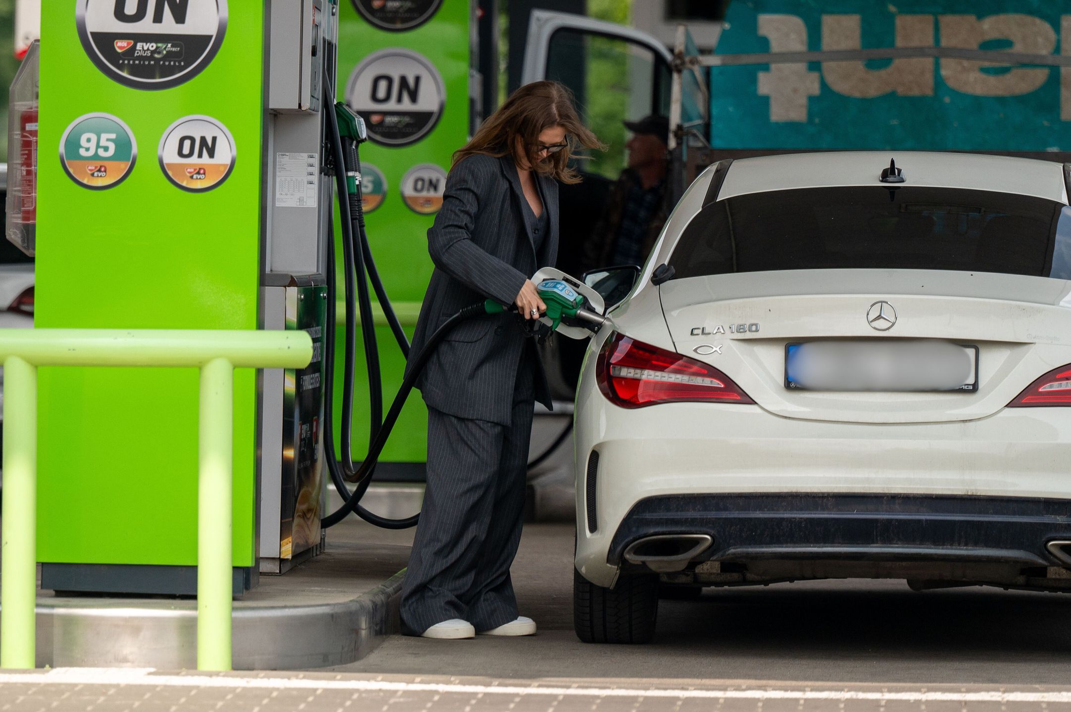 Joanna Opozda z torebką Chanel i telefonem w dłoni