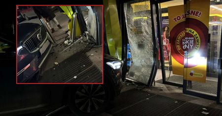 Wjechał autem w Biedronkę. Klienci przecierali oczy ze zdumienia