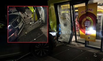 Wjechał autem w Biedronkę. Klienci przecierali oczy ze zdumienia