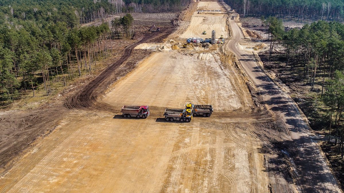 Budowa autostrady A2. Droga ekspresowa S12 w woj. mazowieckim ma również powstać na terenach leśnych i rolnych
