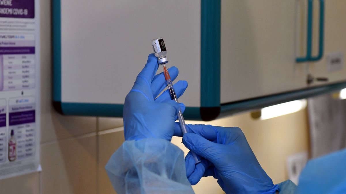 Pierwsze szczepionki na koronawirusa zostały podane pacjentom po świętach