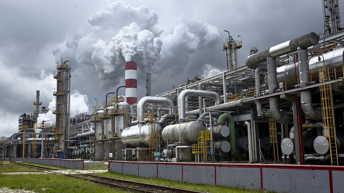 Na zdjęciu rafineria Orlenu w Płocku