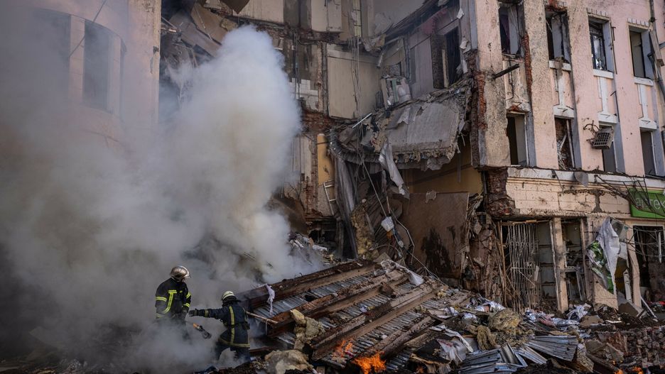 Wojna w Ukrainie - bitwa o Chark�wKHARKIV, UKRAINE - MARCH 14: Responders are seen at the scene after a building destroyed by a Russian rocket attack in downtown Kharkiv, Ukraine on March 14, 2022 Wolfgang Schwan / Anadolu Agency/ABACAPRESS.COMAA/ABACA
