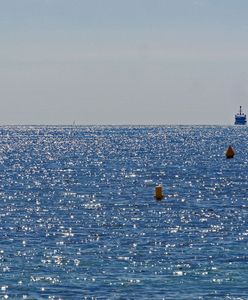 Dramat na łodzi Banksy'ego. Ciało zmarłego migranta na przeładowanym pokładzie