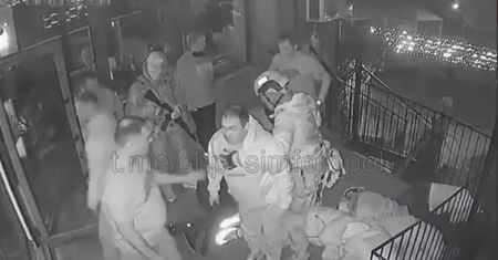 Brutalny atak rosyjskich żołnierzy na cywilów w kawiarni na Krymie: Incydent uchwycony na kamerach
