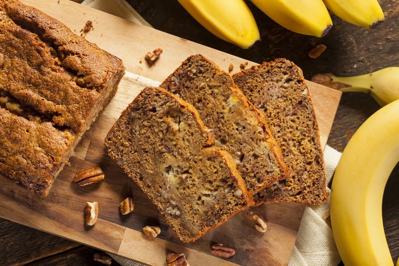 Przepis na chlebek bananowy. Tak wykorzystasz bardzo dojrzałe banany
