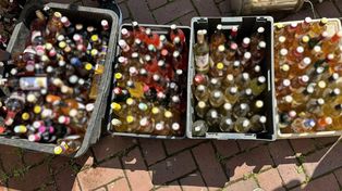 W domu pędził alkohol, rozlewał go i sprzedawał. Nalot policji