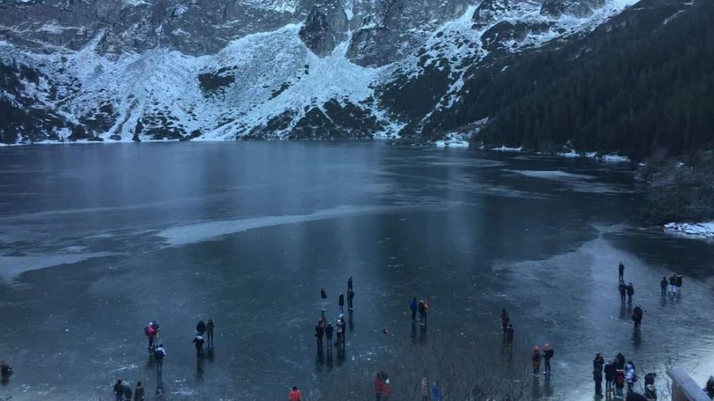 Turyści nie boją się wchodzić na cienki lód Morskiego Oka. W końcu lód pękł.