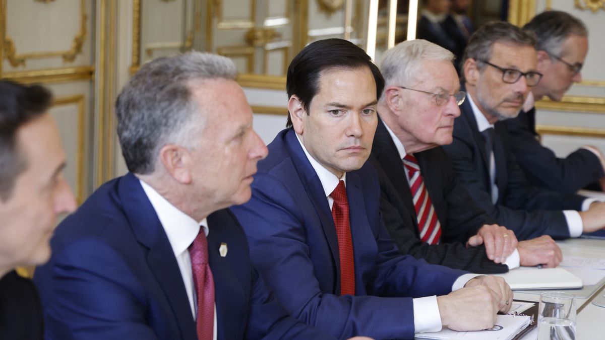 US envoys Rubio, Witkoff visit Paris
epa12036927 US Special Envoy Steve Witkoff (2L), US Secretary of State Marco Rubio (C) and Germany's national security advisor Jens Ploetner (2R) attend a meeting with French President diplomatic advisor at the Elysee presidential palace in Paris, France, 17 April 2025. US Secretary of State was in Paris today to meet French President about crafting a Ukraine ceasefire, as Washington and Europe seek common ground on ending the fighting. Top Ukrainian officials were also in the French capital to meet EU and US delegations.  EPA/LUDOVIC MARIN / POOL  MAXPPP OUT 
Dostawca: PAP/EPA.
LUDOVIC MARIN / POOL
ukraine, usa, conflict, diplomacy