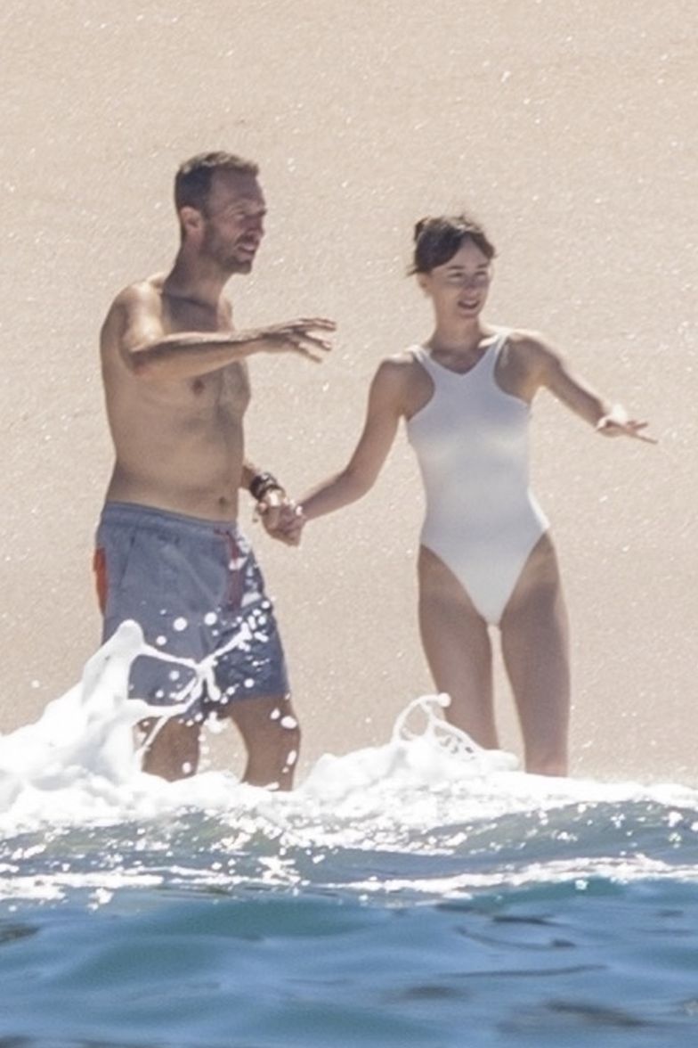 Rzadk widok. Dakota Johnson i Chris Martin przyłapani razem na plaży -  Pudelek