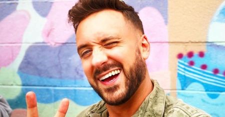 Aleksander Sikora chwali się zdjęciem z młodości. Fani wstrząśnięci: "W OGÓLE NIEPODOBNY" (FOTO)