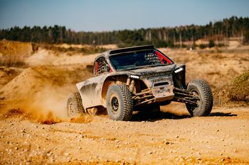 Od biznesu do Dakaru. Red Fox Racing wspiera nawet Hołowczyc