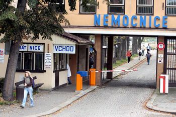 Koszmar w czeskich Domażlicach. Ktoś wlał ług do dziecięcego wózka
