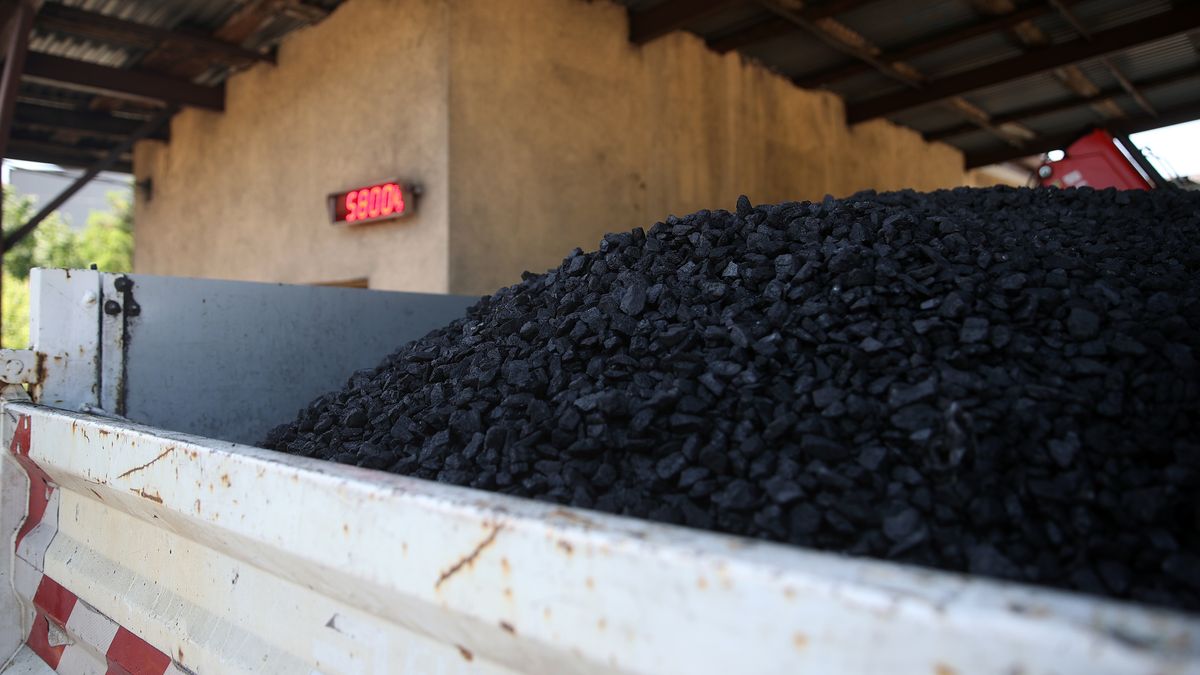 Zabierzów, 20.07.2022. Ciężarówka przy opustoszałym składzie opału w Zabierzowie, 20 bm. W Polsce brakuje węgla opałowego. Ceny surowca w 2022 roku osiągają rekordowe poziomy. (łg/amb) PAP/Łukasz Gągulski