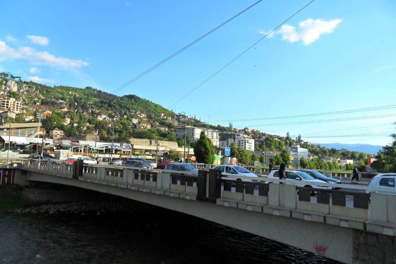  Miasto z samochodami, mostami to współczesne Sarajewo
