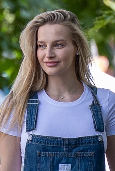 Ciężarna Karolina Pisarek spaceruje z mężem pod rękę