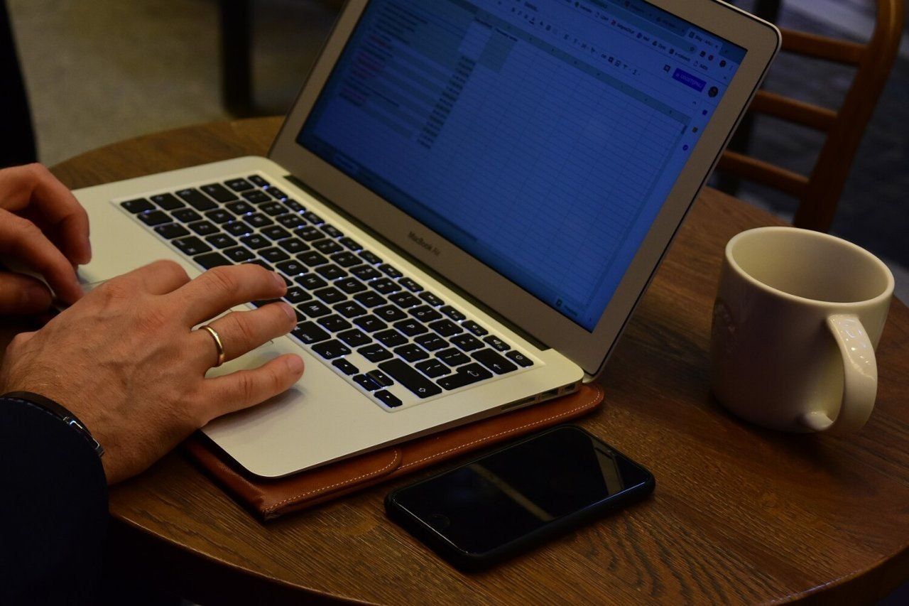 Olsztyn: Podawali się za pracownika banku. Ruszył proces oszustów