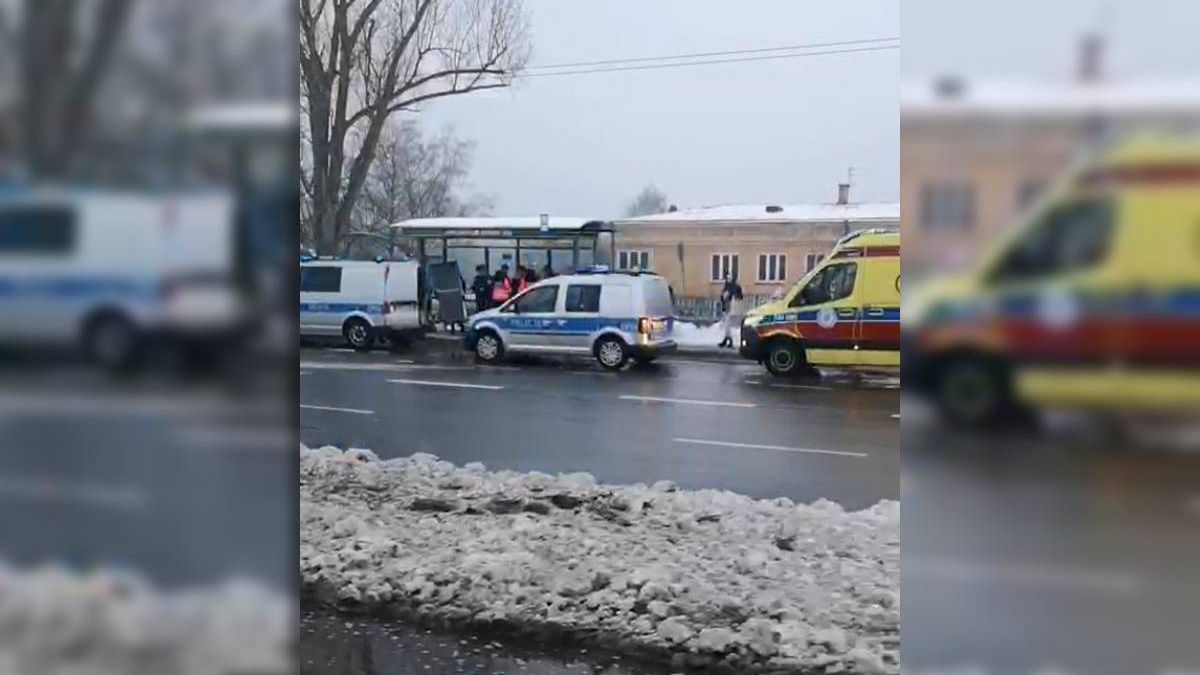 Interwencja policji i pogotowia ratunkowego do pijanego mężczyzny na przystanku na ul. Lubelskiego Lipca '80