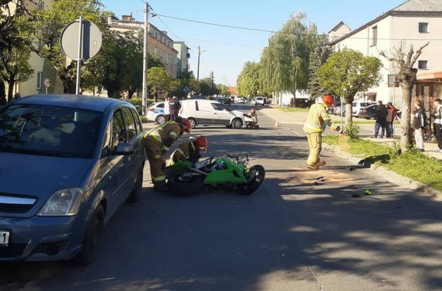 Zderzenie motocykla z pojazdem osobowym. Kierujący jednośladem trafił do szpitala (zdjęcia)