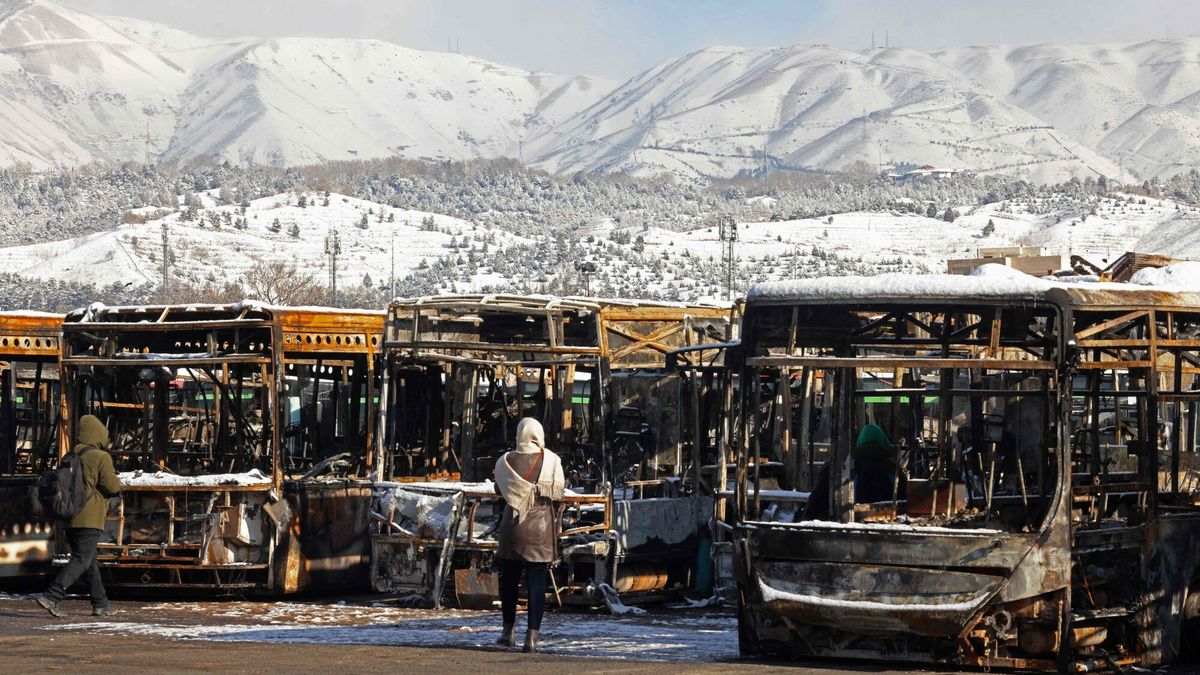 Zniszczone autobusy po protestach w Teheranie