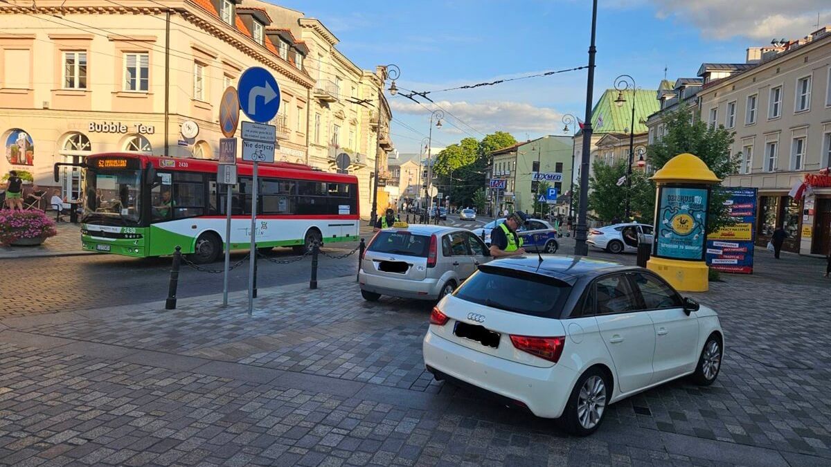 Strażnicy miejscy wystawiają mandaty kierowcom, którzy wjechali w weekend na ul. Królewską