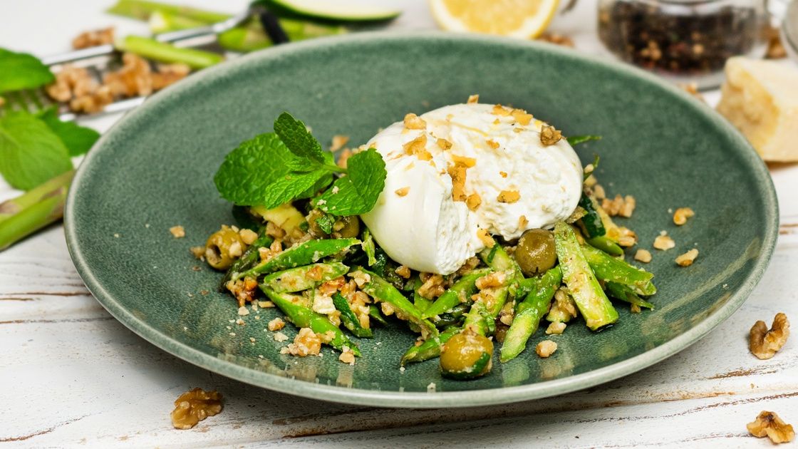 Zielona sałatka z burratą