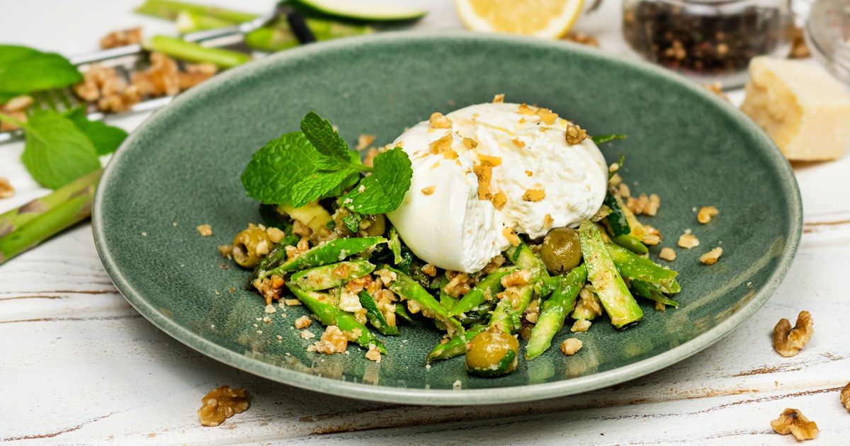 Green salad with burrata