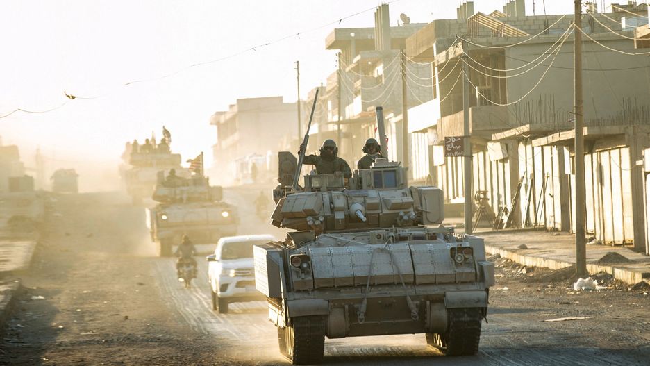 Archiwum zagraniczne East News 2024-09
TOPSHOT - US forces patrol oil fields near Syria's northeastern border with Turkey in the Qahtaniyah countryside in the far northeast corner of Hasakeh province on September 3, 2024. The United States has around 900 troops in Syria that are part of an anti-jihadist coalition and also have forces protecting the Conoco gas field and Al-Omar oil fields in east of the country. (Photo by DELIL SOULEIMAN / AFP)
DELIL SOULEIMAN