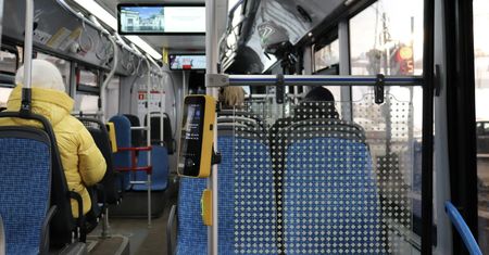 Atak w autobusie. Napastnik uderzył mężczyznę butelką w głowę