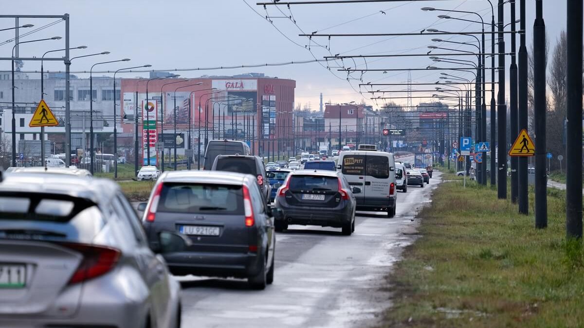 Samochody jadące al. Unii Lubelskiej