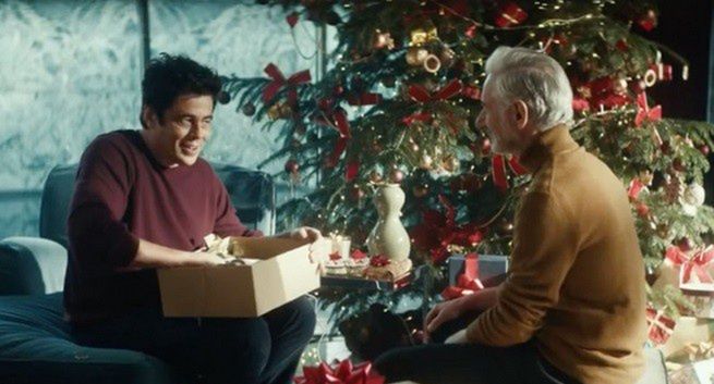 Benicio del Toro znalazł swój idealny prezent w świątecznej reklamie Heinekena (wideo)