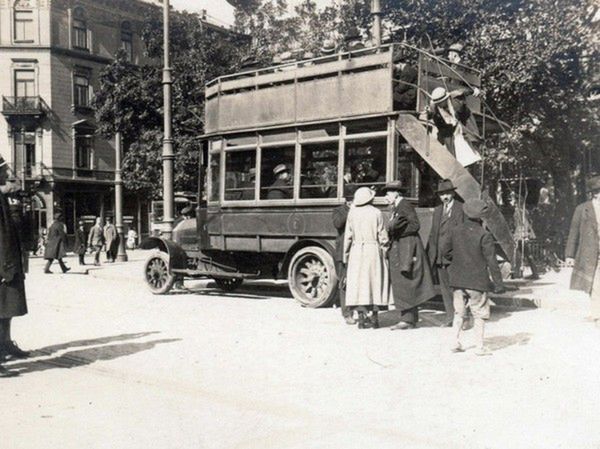 95 lat temu na ulice stolicy wyjechał pierwszy autobus