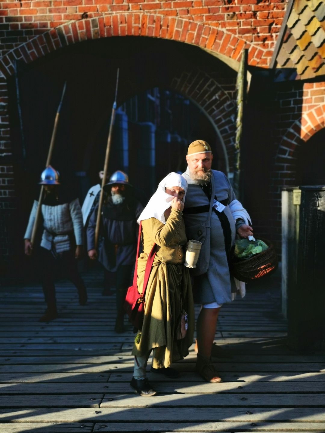 Bohaterami wydarzeń są rekonstruktorzy - ludzie, którzy poświęcają mnóstwo czasu i pieniędzy, aby odtworzyć wydarzenia sprzed wieków