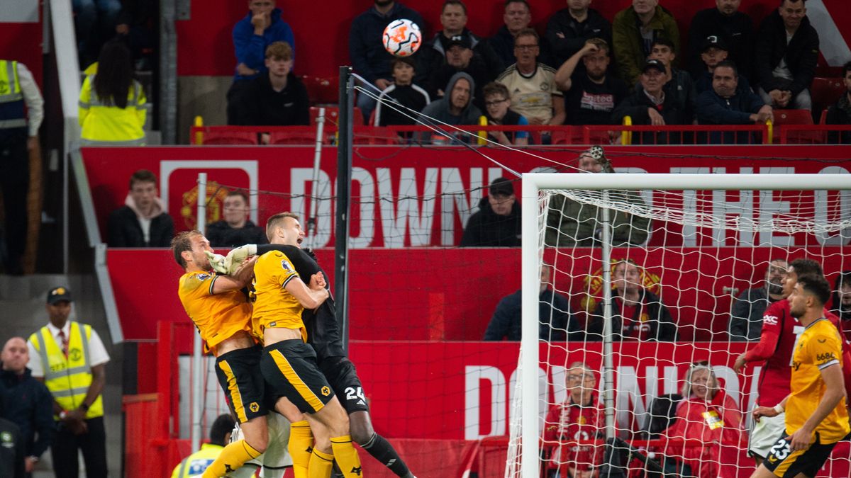 Manchester United's Andre Onana (R) tackles Wolverhampton Wanderers Sasa Kalajdzic during the English Premier League match between Manchester United and Wolverhampton Wanderers in Manchester, Britain, 14 August 2023. EPA/PETER POWELL EDITORIAL USE ONLY. No use with unauthorized audio, video, data, fixture lists, club/league logos or 'live' services. Online in-match use limited to 120 images, no video emulation. No use in betting, games or single club/league/player publications Dostawca: PAP/EPA.