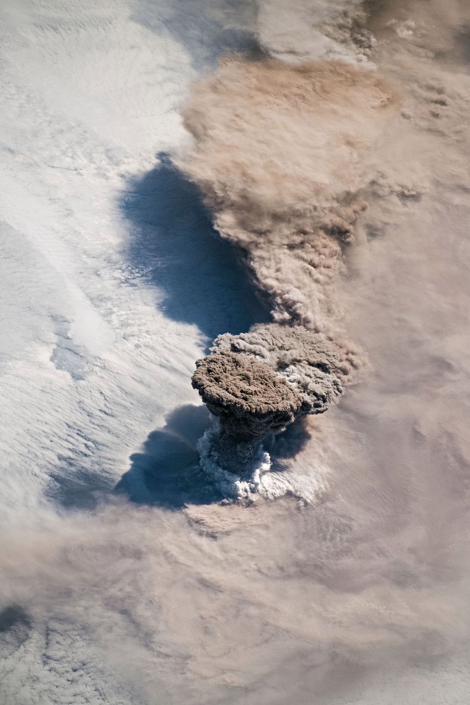 Erupcja wulkanu sfotografowana z kosmosu wygląda niesamowicie 2