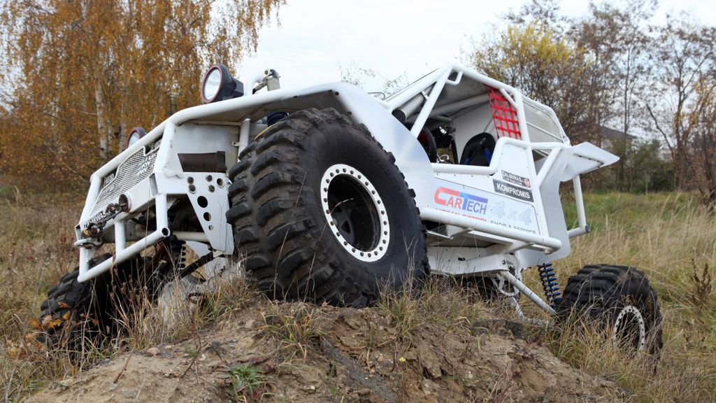 Dzięki zastosowaniu bardzo wyrafinowanego, długoskokowego zawieszenia ciężko jest znaleźć teren, w którym można w pełni wykorzystać wykrzyż.