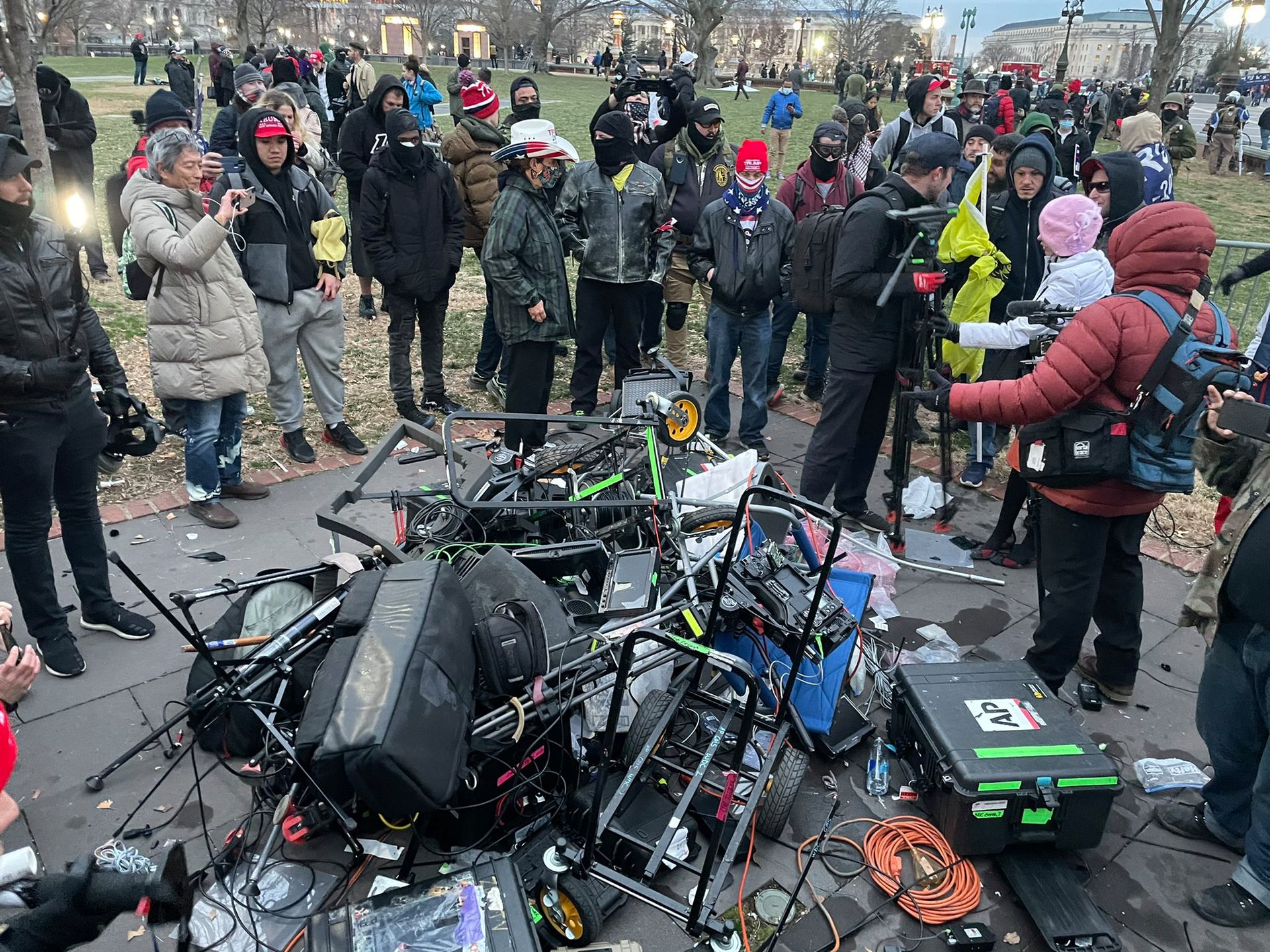 Protestujący pod Kapitolem w USA zniszczyli sprzęt dziennikarski warty krocie 1