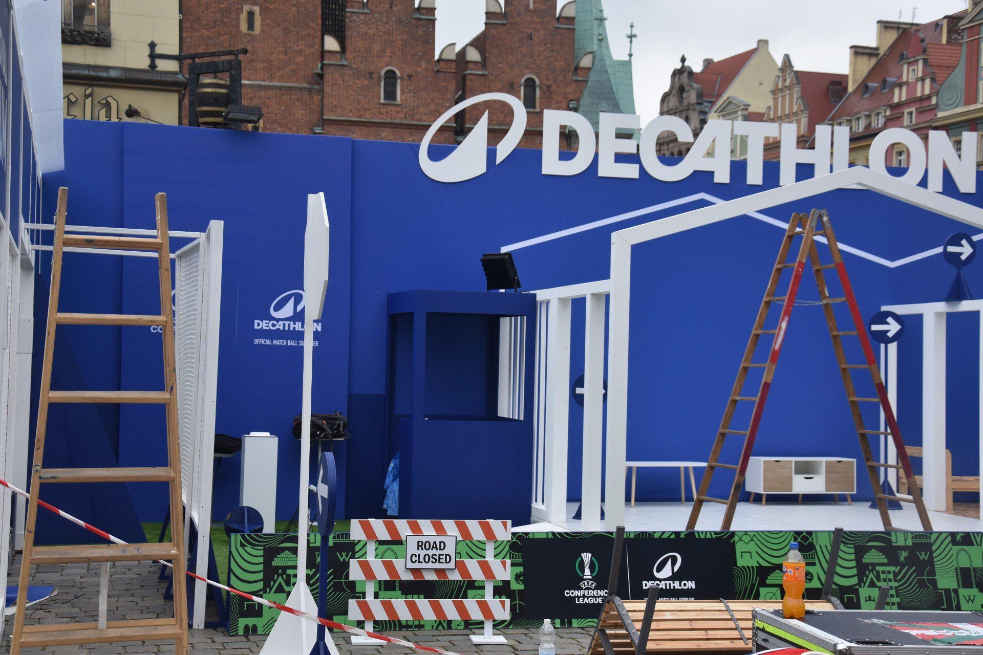 Budowa strefy kibica Ligi Konferencji na wrocławskim Rynku