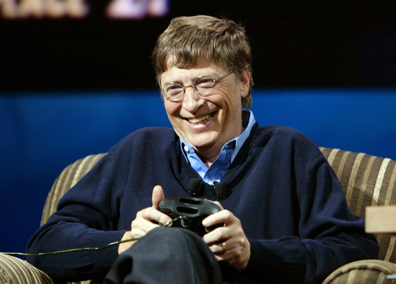 Bill Gates gra na Xboksie i zdaje się dobrze bawić, fot. Jeff Christensen/WireImage