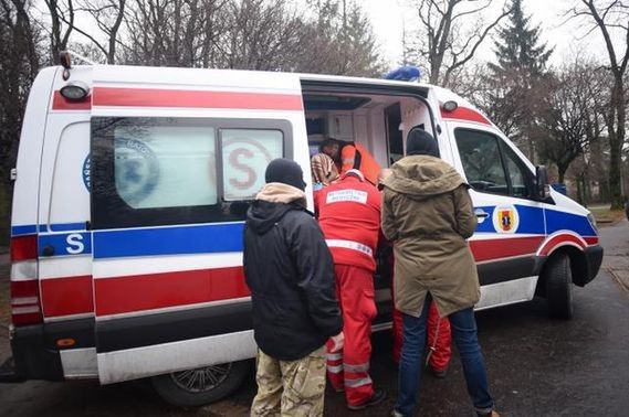 80-latkowie leżeli na podłodze przez pięć dni. Uratowali ich policjanci