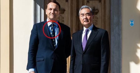 "Trzeba dołożyć ze swoich". Sikorski odpowiedział na zaczepkę o krawat