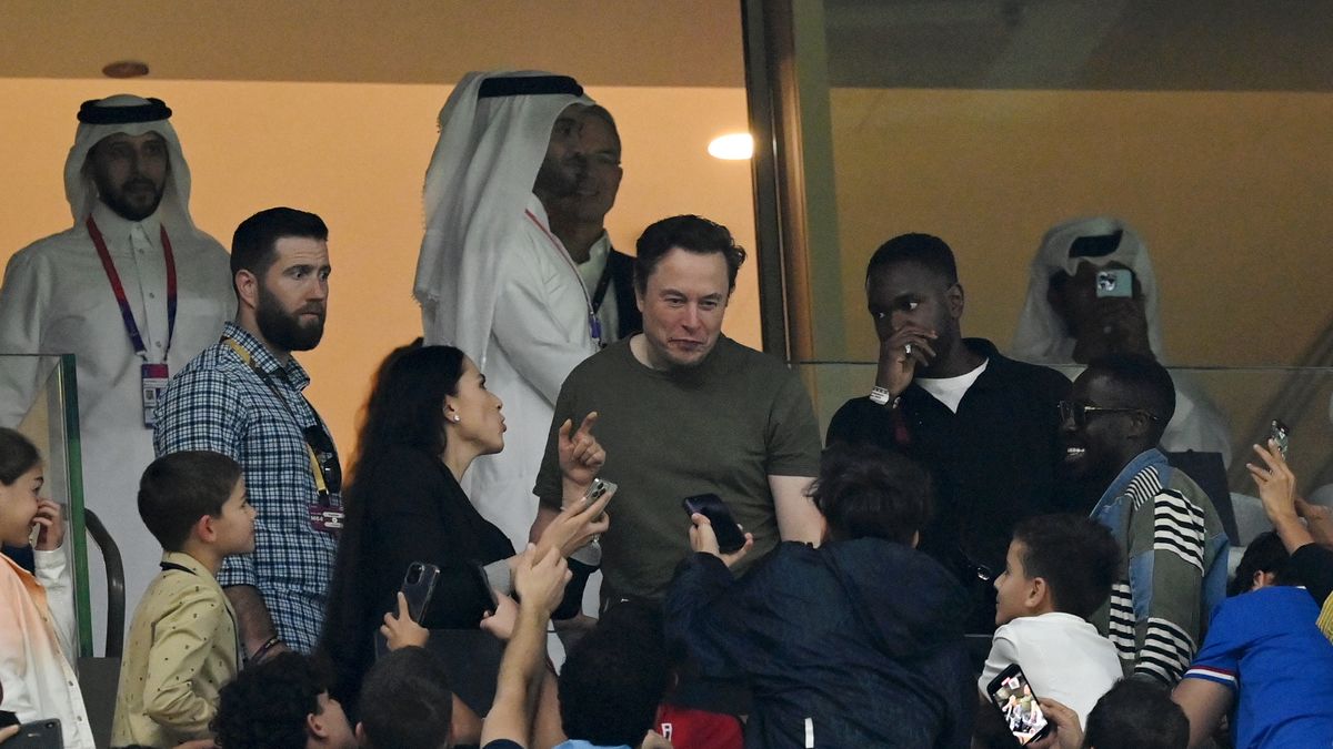 Elon Musk w otoczeniu rosyjskiej propagandystki i katarskich decydentów podczas finału mundialu. Photo by Dan Mullan/Getty Images)
