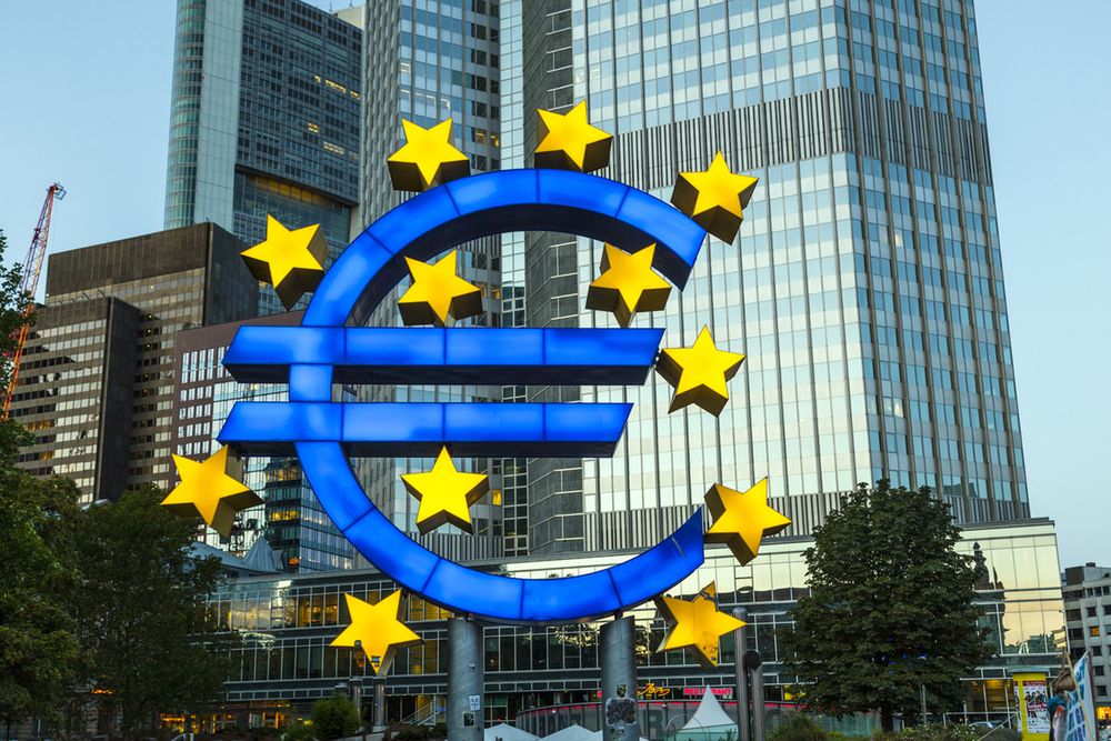 Zdjęcie euro pochodzi z serwisu shutterstock.com