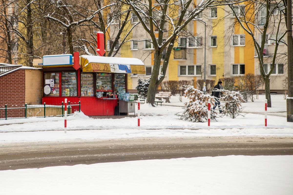 Kiosk; Warszawa; śnieg; zima; mróz; prasa; media; reklama