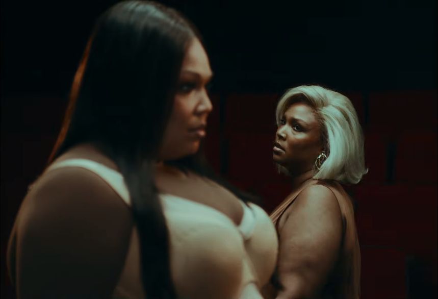 "Nowa" Lizzo i "stara" Lizzo w nowym teledysku