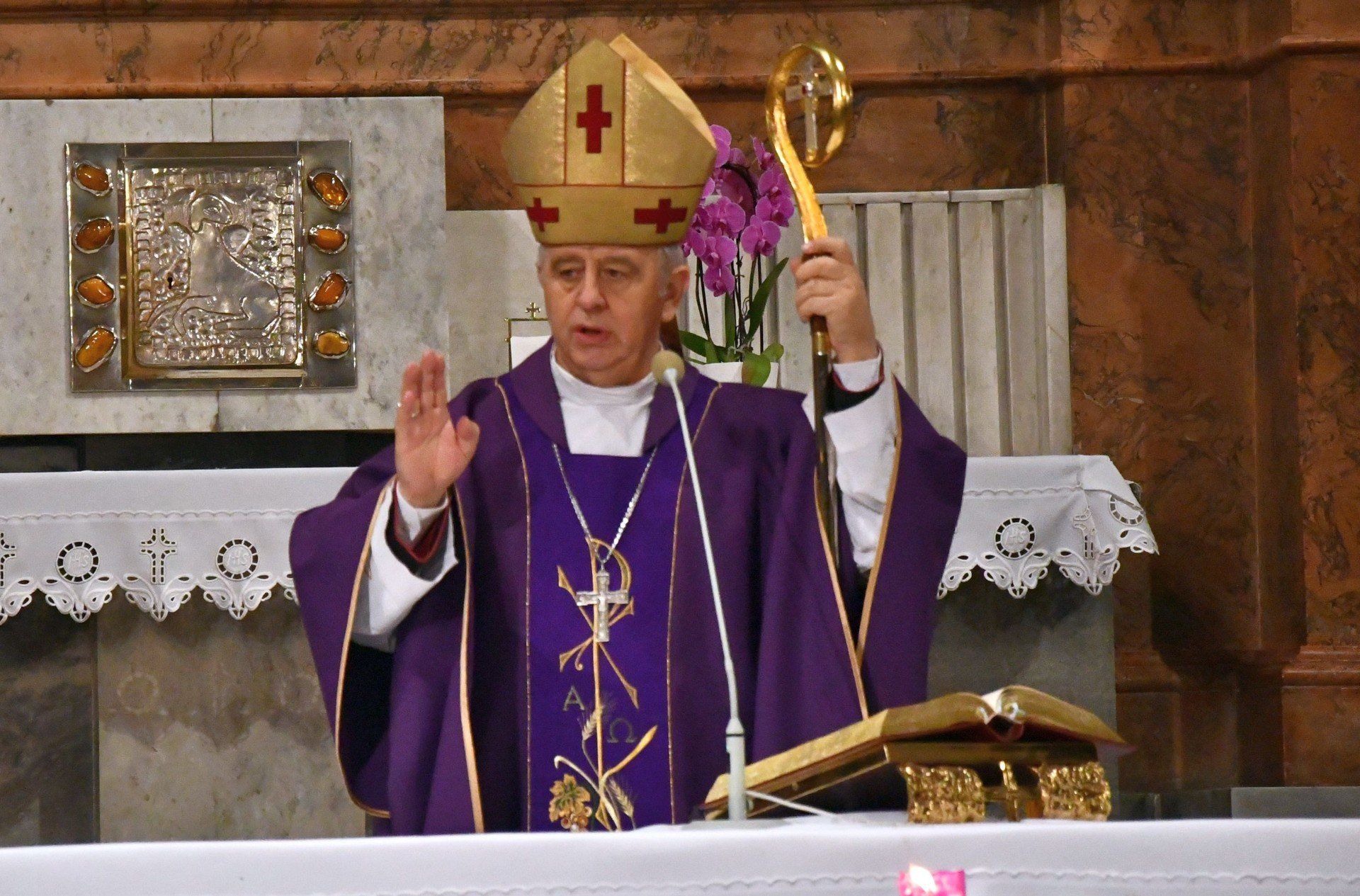 Wprowadzenie Betlejemskiego Światła Pokoju do parafii świętego Wojciecha w Kielcach