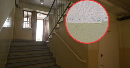 Zobaczyła przy drzwiach. "Obawiam się"