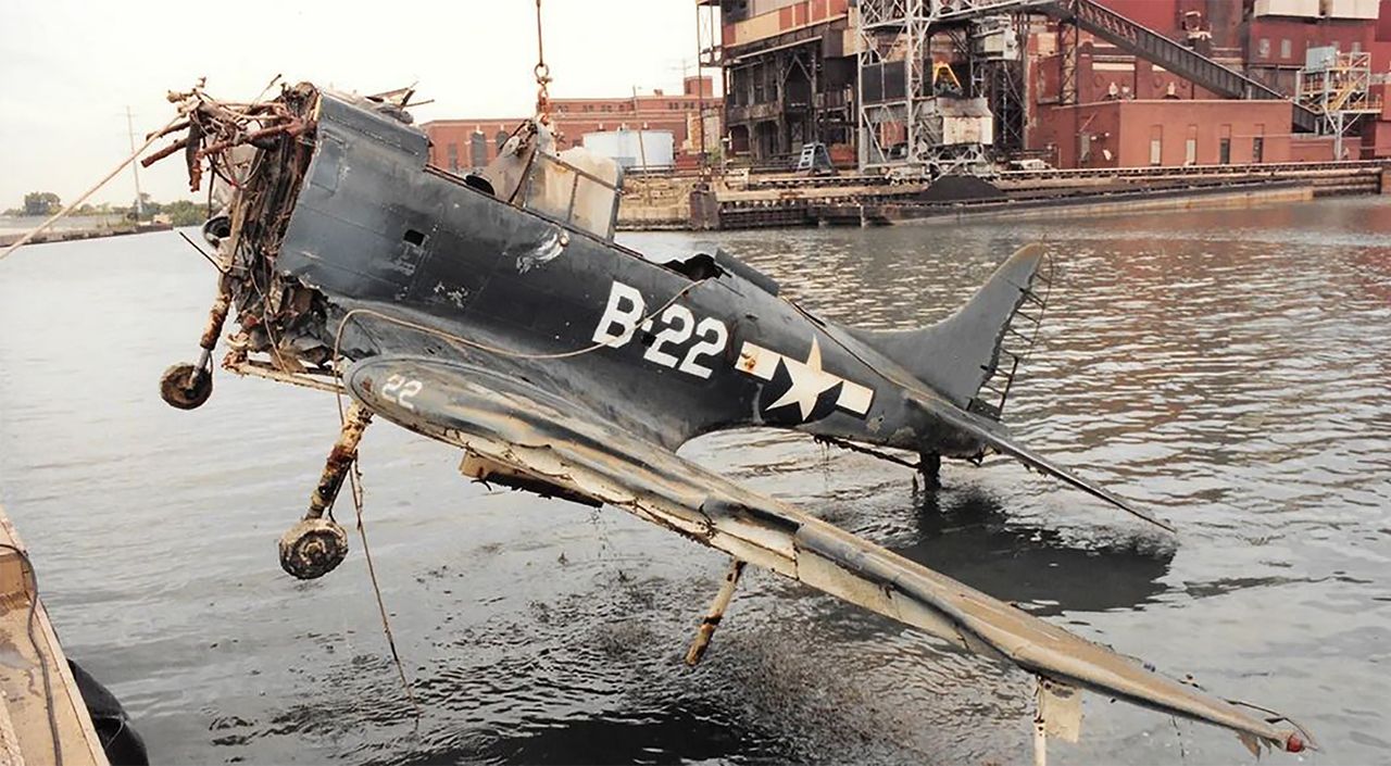 Douglas SBD-5 Dauntless wydobyty z jeziora Michigan w 1994 r. 