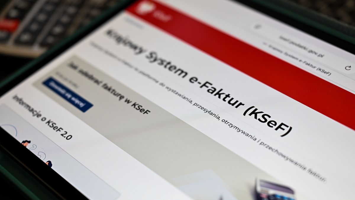 Przemyśl, 24.01.2026. Widoczna na tablecie strona internetowa logowania do Krajowego Systemu e-Faktur (KSeF), 24 bm. 1 lutego 2026 r. rusza Krajowy System e-Faktur (KSeF) służący do wystawiania faktur w obrocie między przedsiębiorcami. System wchodzi w życie etapami: od 1 lutego 2026 r. dla firm, których obrót w 2024 r. przekraczał 200 mln zł. Mniejsze firmy obowiązek ten obejmie od 1 kwietnia 2026 r. Dla mikroprzedsiębiorców przewidziano okres przejściowy - od kwietnia do grudnia 2026 r. nie będą oni musieli wystawiać e-faktur, jeśli ich miesięczna sprzedaż nie przekracza 10 tys. zł brutto. (sko) PAP/Darek Delmanowicz